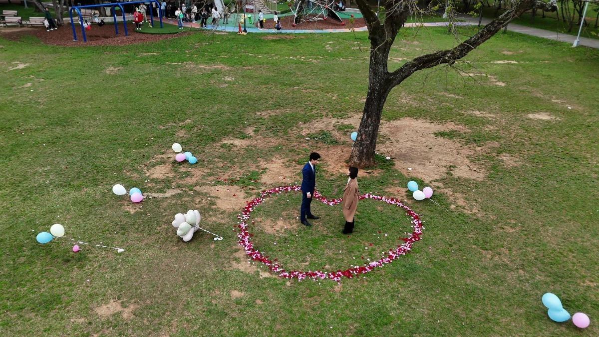 羅子惟(左)戲裡和蘇晏霈浪漫求婚。(圖/民視提供)