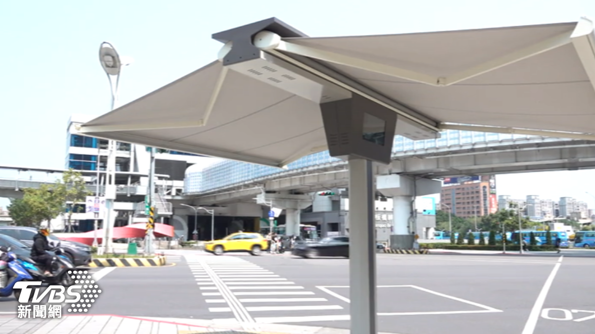 新北市在人行道上試辦自動化遮陽傘。（圖／TVBS）