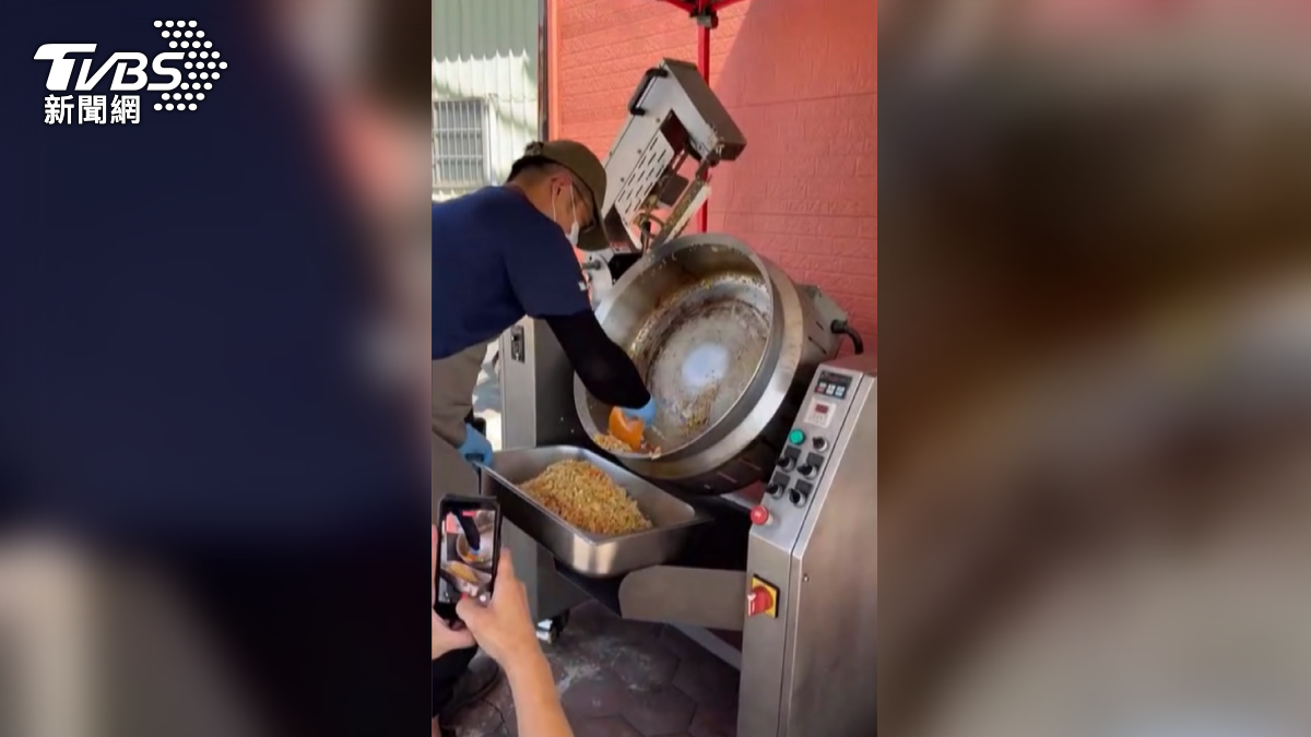 食品機械公司路邊擺攤賣炒飯!其實是為了要行銷「自動炒飯機」。(圖/TVBS)