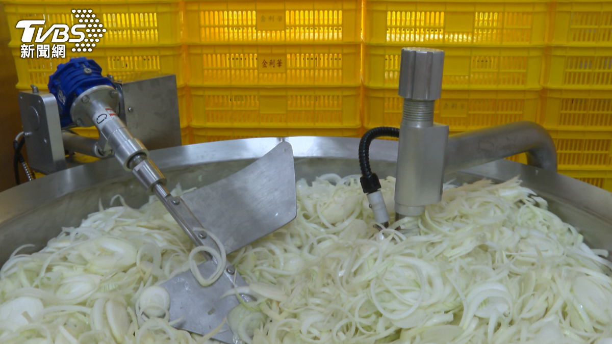 食品大廠引進「自動炒菜機」,原本需要2人耗費2天才能處理60公斤的洋蔥,如今2小時就能獨自完成。(圖/TVBS)