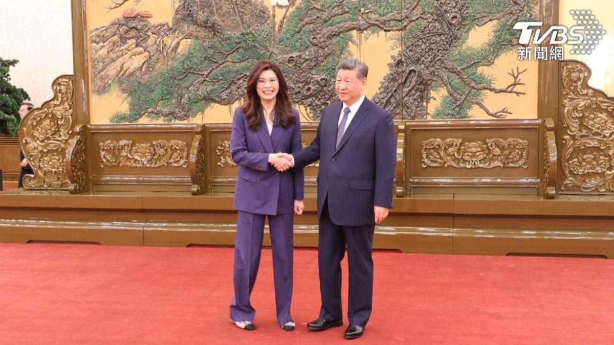 國民黨主席鄭麗文(左)10日於北京人民大會堂會晤中共總書記習近平(右)。(圖/黃韋銓攝)