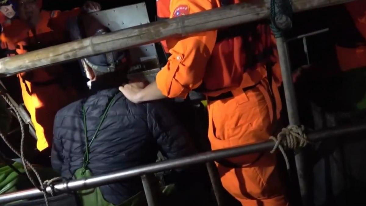 2名中國籍船員及漁船經留置調查後,函報艦隊分署裁處。(圖/海巡署金馬澎分署提供)