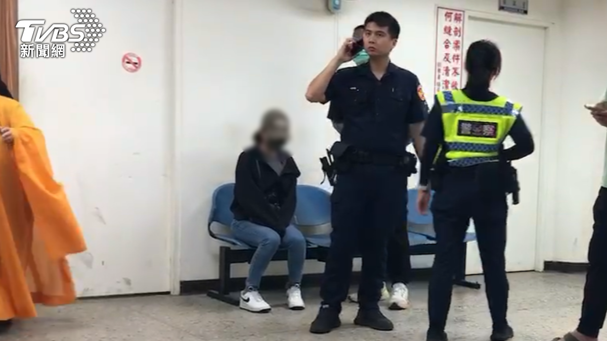 肇事車輛的女車主也趕來殯儀館，身穿全黑又戴帽子，靠近死者家屬表達歉意，但真正駕駛卻躲藏在逃。（圖／TVBS）