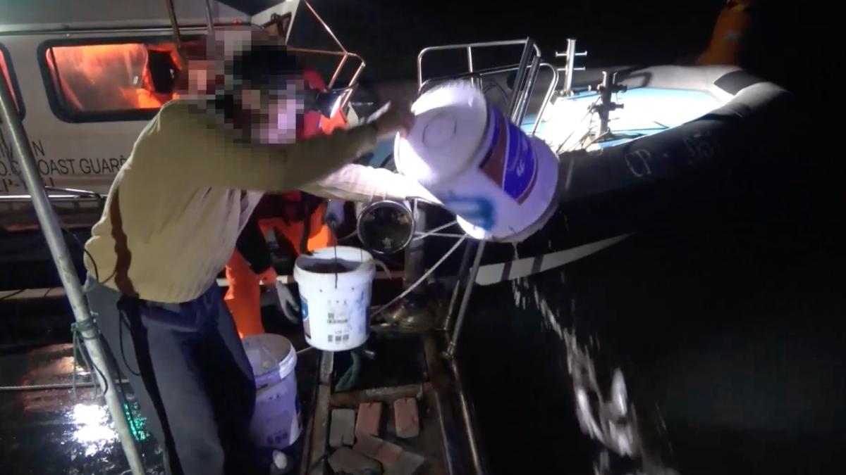船上魚貨也與陸籍漁民一起海拋。(圖/海巡署金馬澎分署提供)