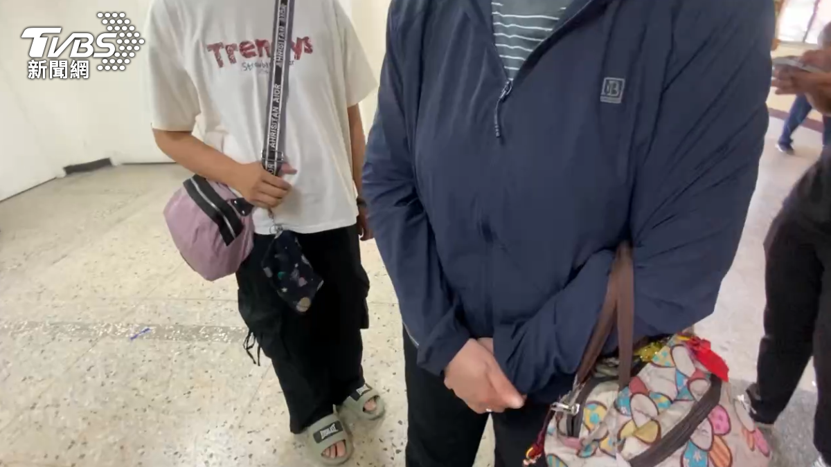 家屬接獲噩耗趕赴殯儀館相驗，肇事車輛的車主也到場致歉，車並不是他開的，家屬婉拒（圖／TVBS）
