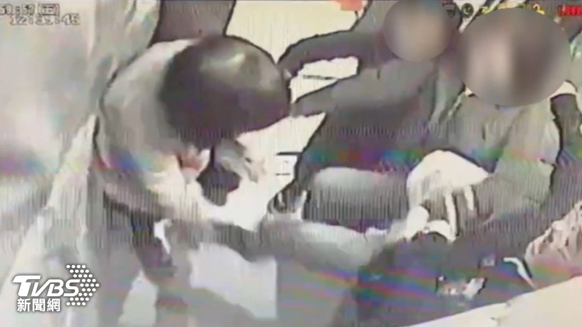 知名人力銀行創辦人兒子，竟然電梯裡毆打親姑姑，監視器畫面曝光。（圖／TVBS）