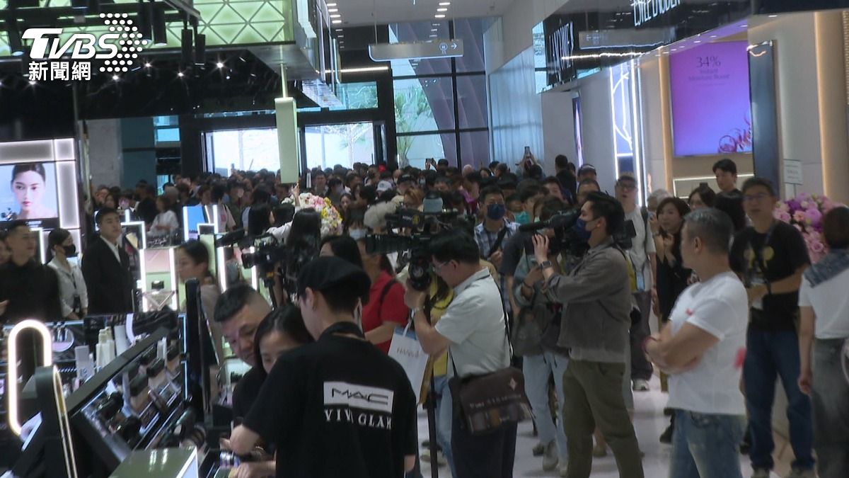 漢神洲際開幕首日湧5萬人!周邊停車假日半小時飆40元。(圖/TVBS)