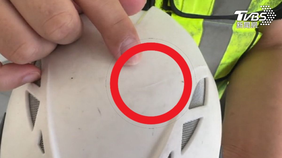 婦人丟擲菜刀意外砸中警消頭盔,造成超過兩公分的痕跡。(圖/TVBS)