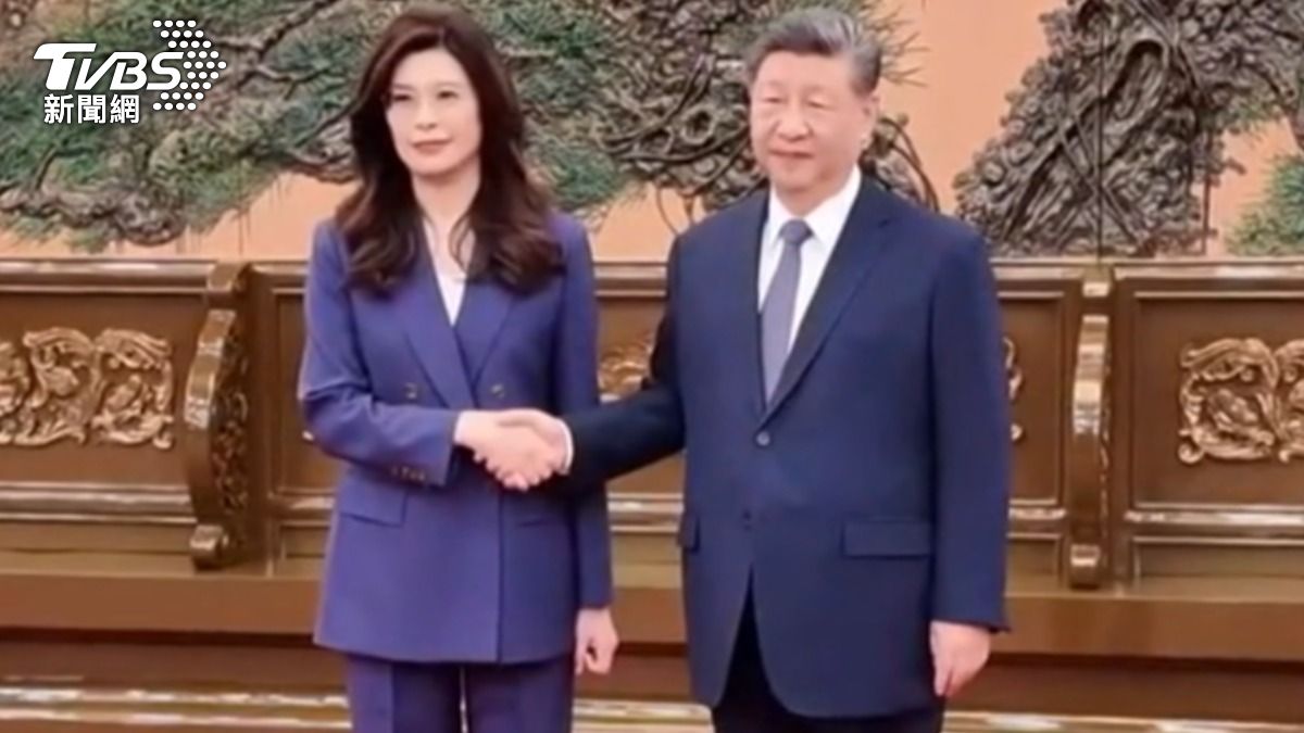 睽違10年國共領導人再會面，國民黨主席鄭麗文與習近平握手。（圖／TVBS）