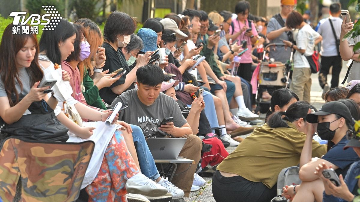 到場聲援的飼主或獸醫師,大家都在看會議直播,了解進度。(圖/胡瑞麒攝)