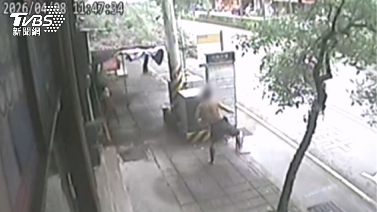 跟「公車站牌」有仇？沙鹿男暴揍站牌、隔空打拳，嚇壞居民。(圖／民眾提供)