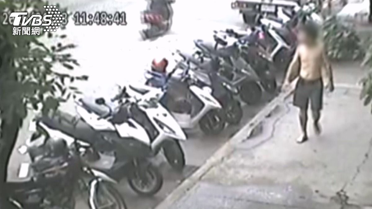 出完一套拳後，男子又像沒事一般在附近閒晃，讓人忍不住報警。(圖／民眾提供)