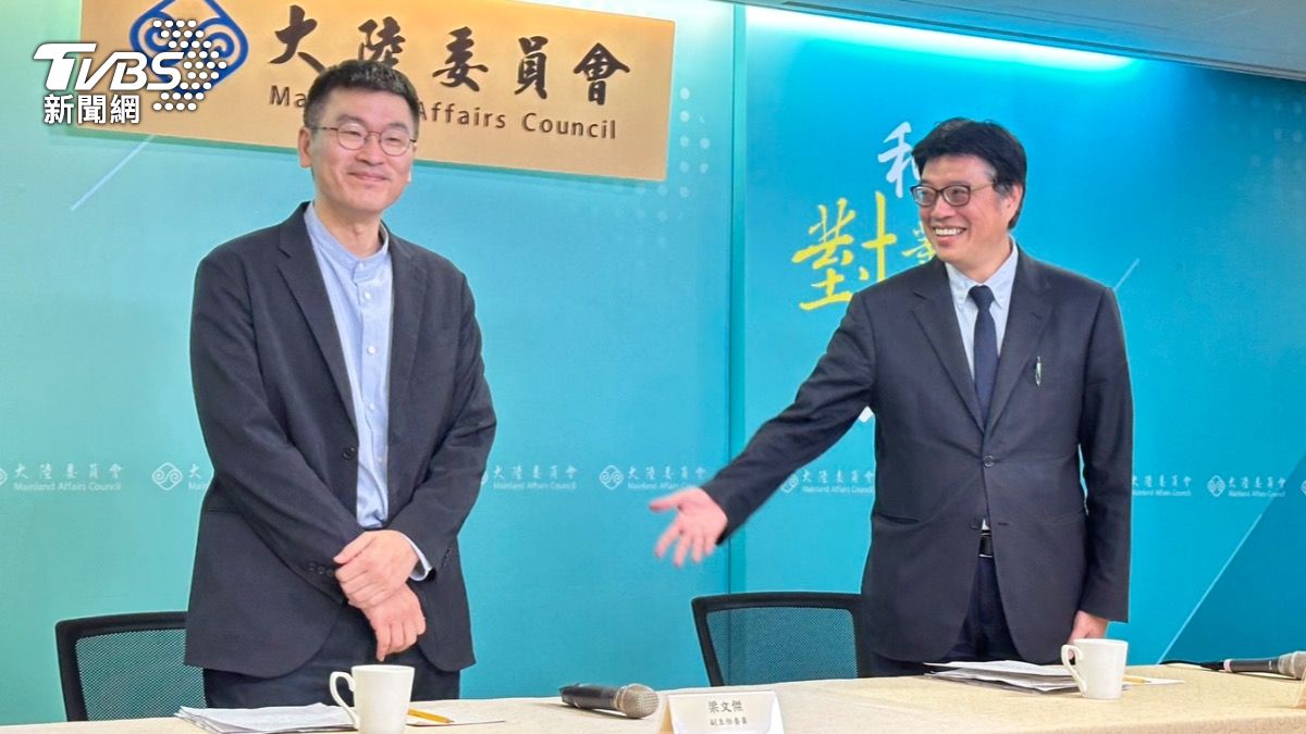 陸委會主委邱垂正(右)、副主委梁文傑(左)在4月10日鄭習會當天就舉行記者會,批評鄭習會談話內容。(圖/潘袁詩羽攝)