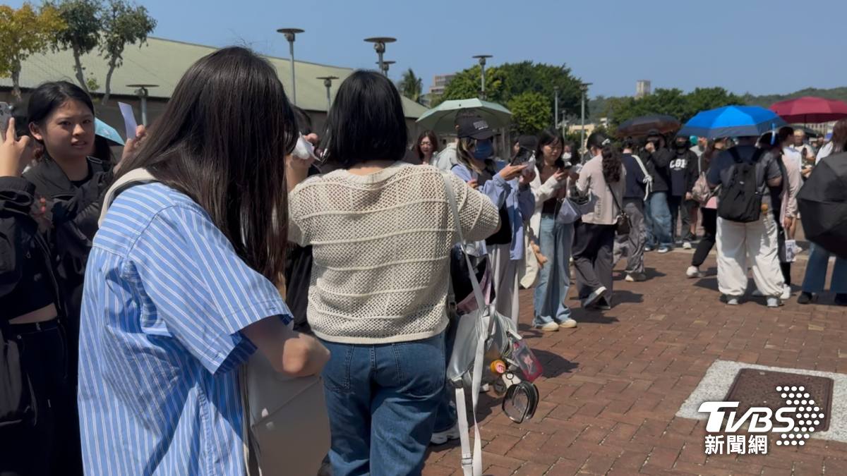 SEVENTEEN高雄快閃店，粉絲搶頭香夜排12小時。（圖／林雅婷攝）