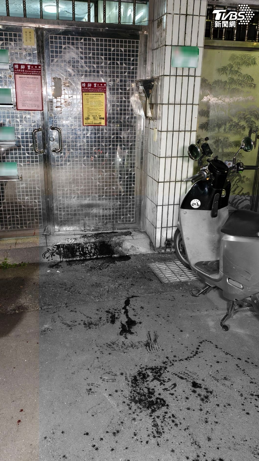 鄭姓被害人遭砍後逃至約200公尺外的木新路三段巷內公寓大門前才體力不支倒地,地面留下大片驚悚血跡。(圖/陳冠宇攝)