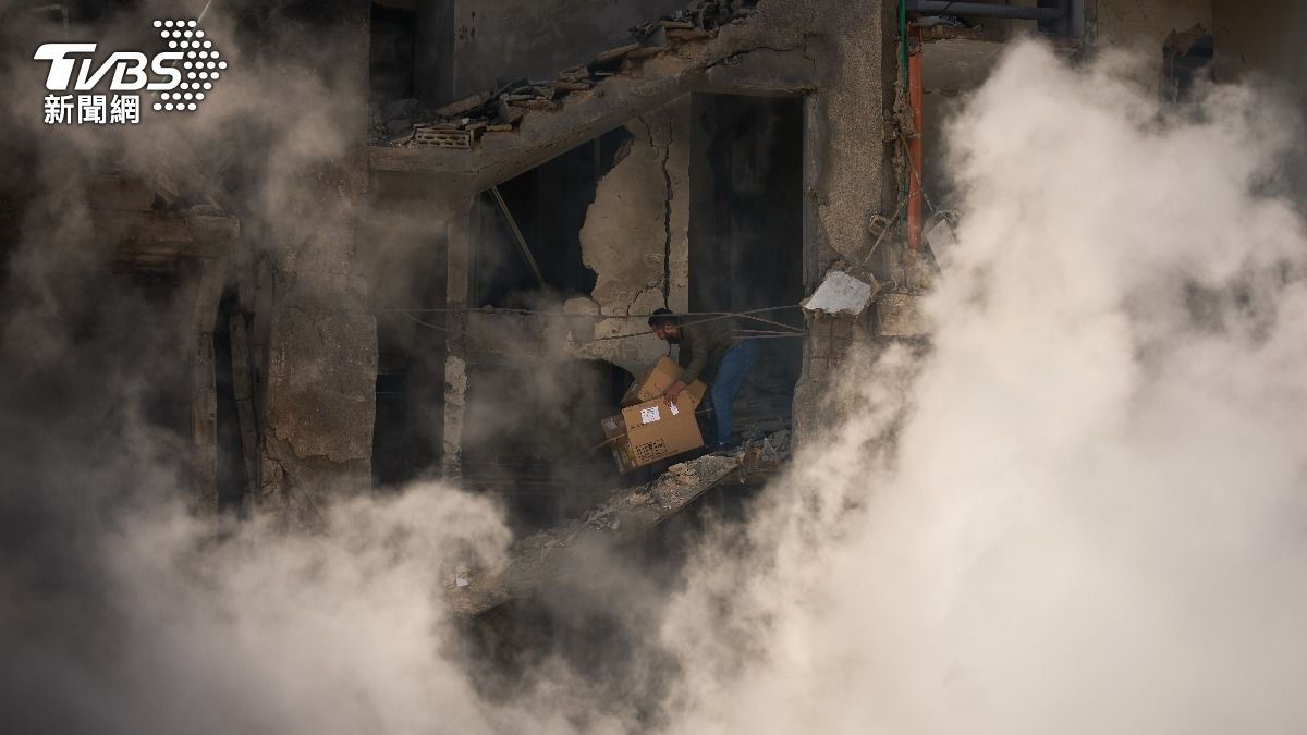 以色列8日狂轟黎巴嫩,襲擊高達100個目標,超過350人身亡。(圖/達志影像美聯社)