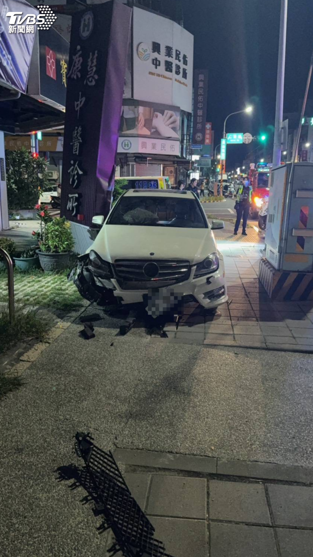 賓士車拒檢逃逸,還甩尾撞壞店家招牌。(圖/TVBS)