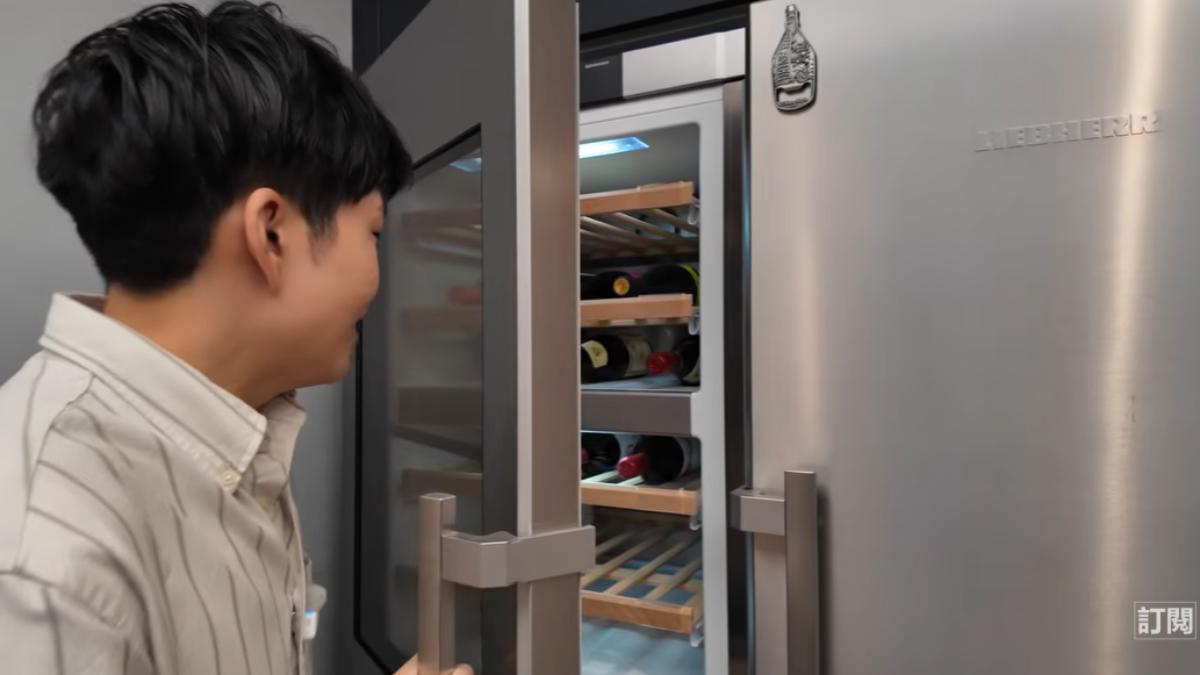 Joeman冰箱安裝酒窖設計。(圖/翻攝自Joeman YT頻道)