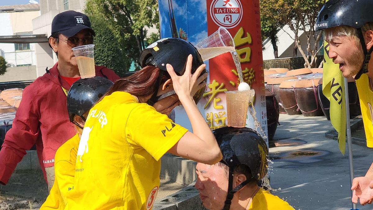 趙正平慘被洗臉。(圖/綜藝玩很大提供)