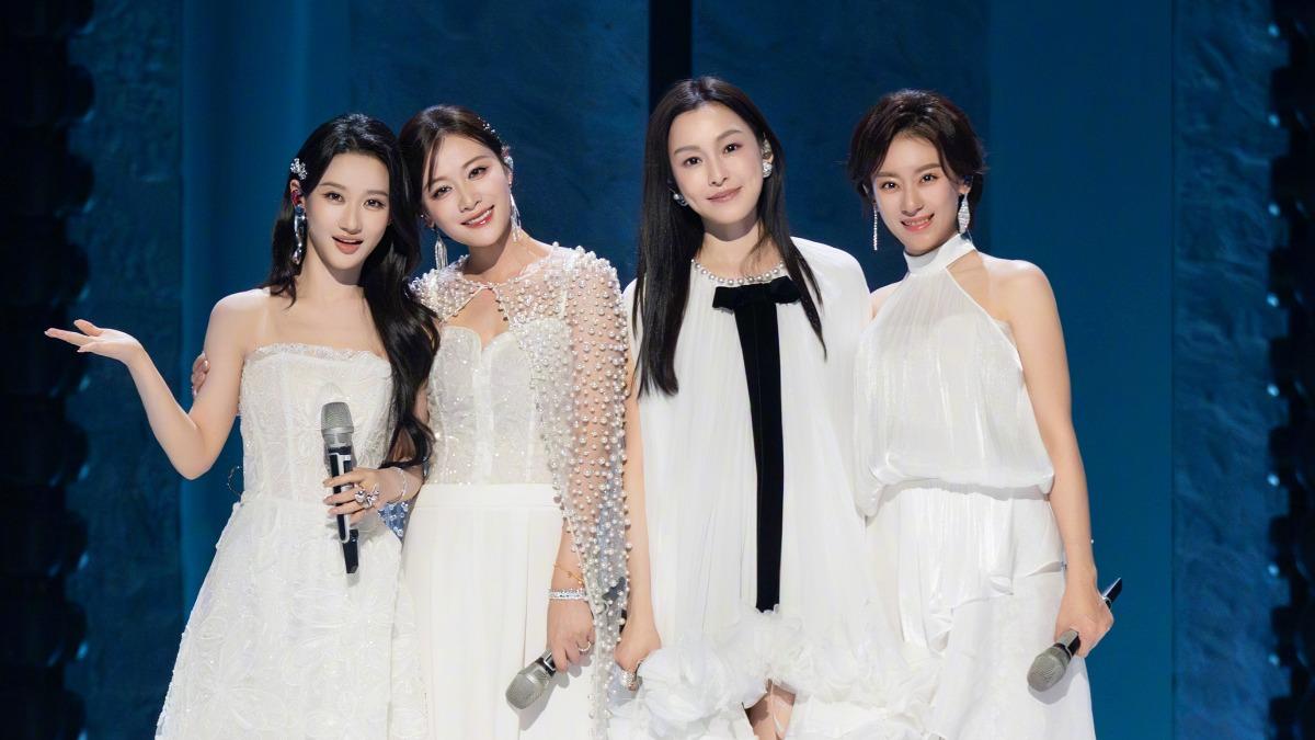 何宣林(左起)、葉一茜、范瑋琪、侯宇組隊演唱〈城北的花〉。(圖/翻攝自范瑋琪微博)