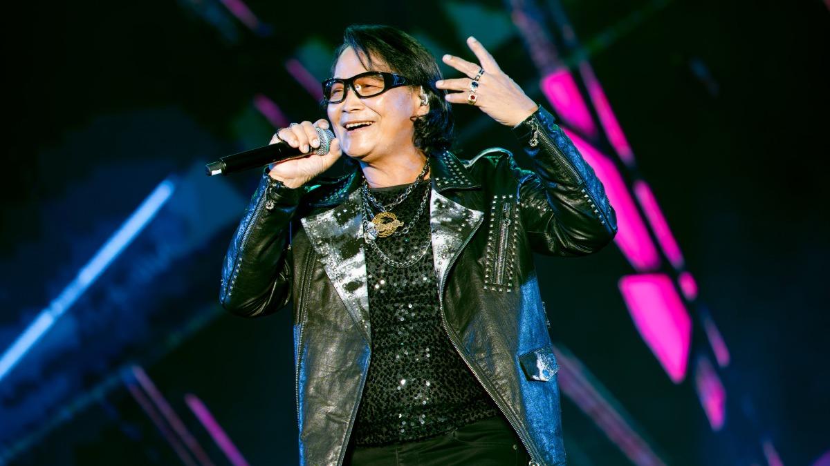 沈文程獻唱招牌曲〈五月十一彼下埔〉。(圖/屏東縣政府提供)