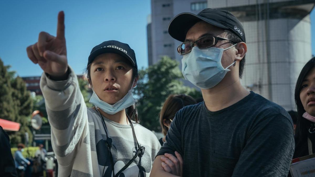 創辦人吳芮甄(左)擔任選角指導《我是自願讓他殺了我》,右為導演詹淳皓。(圖/拍手Clappin提供)