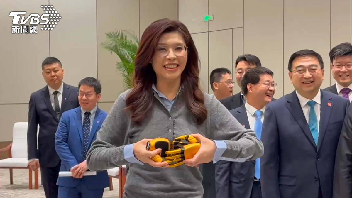 鄭麗文獲得中關村科技園區廠商所送的金手掌，開心向媒體展示。（圖／黃韋銓攝）