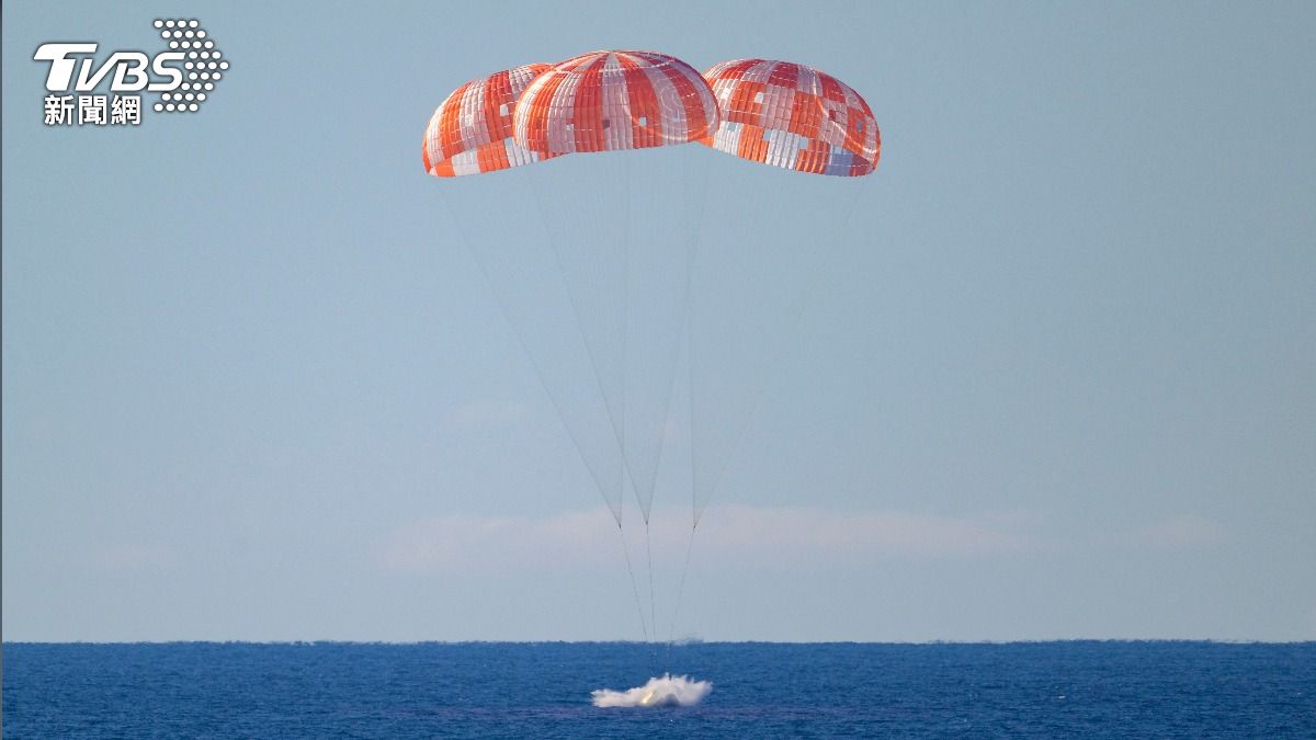 「阿提米絲2號」太空船完成繞月任務平安濺落。（圖／達志影像美聯社）