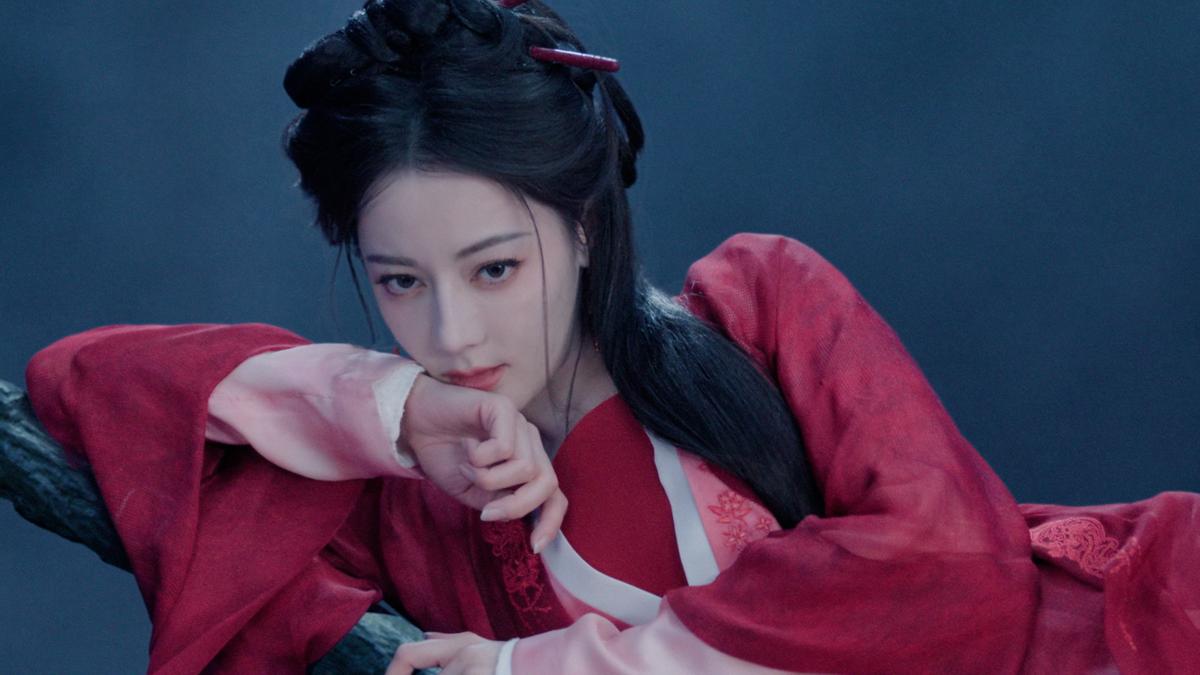 迪麗熱巴飾演的鬼王「賀思慕」。(圖/Disney+提供)