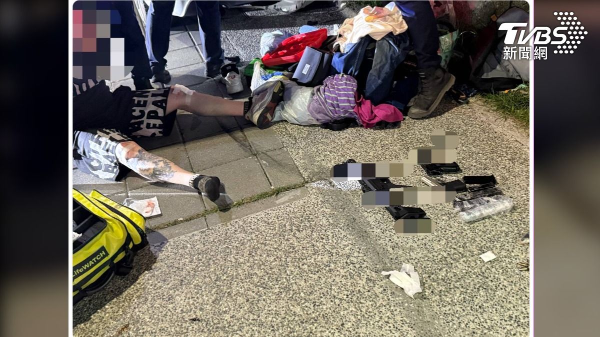 嘉義市11日警方發現一輛白色自小客行跡可疑,上前攔查時,搜車後查獲長槍1把、短槍2把、子彈67發、霰彈1顆及毒品(圖/TVBS)