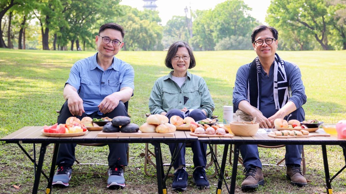 前總統蔡英文(中)4月時到高雄找高雄市長陳其邁(右)、賴瑞隆(左)健行兼野餐。(圖/賴瑞隆辦公室提供)
