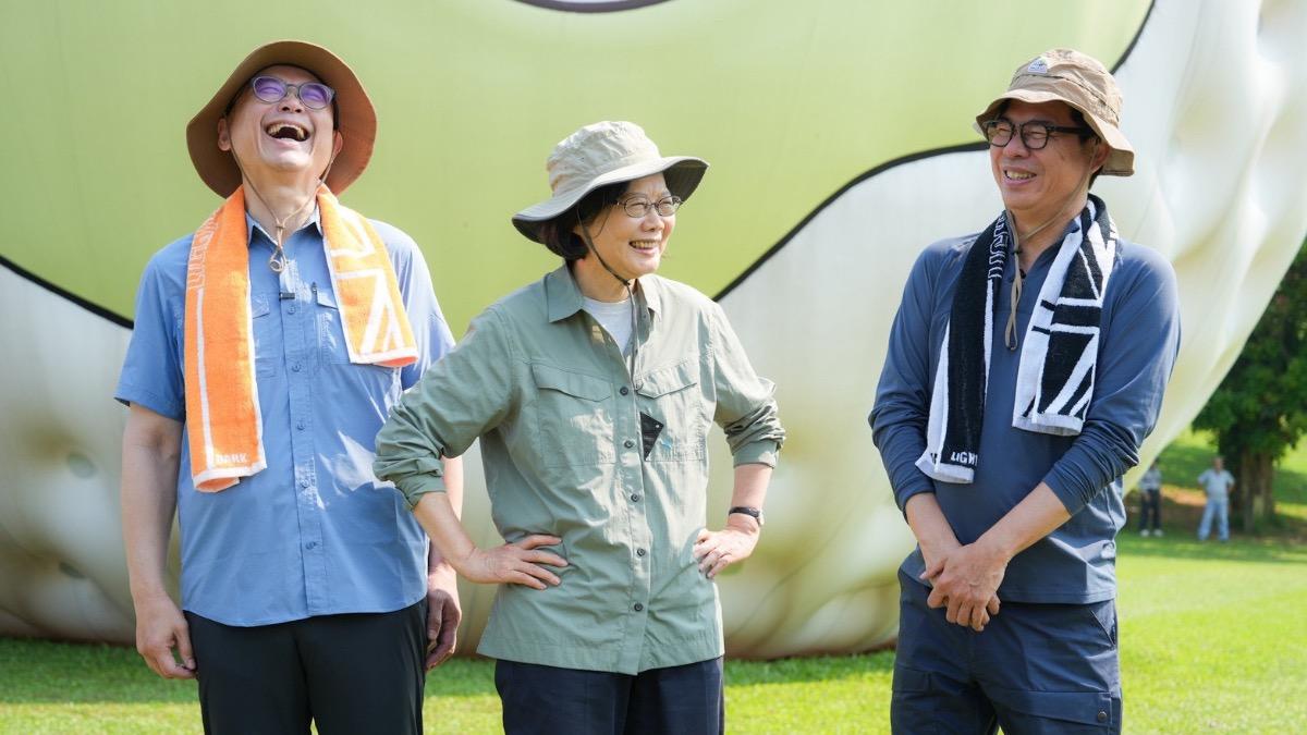 前總統蔡英文(中)南下與陳其邁、賴瑞隆到果嶺自然公園健行。(圖/賴瑞隆辦公室提供)