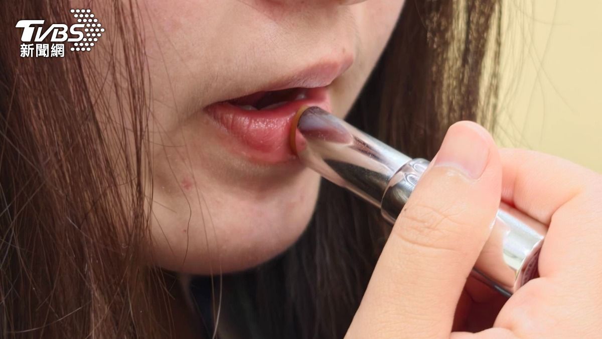 嘴唇乾燥脫皮別再舔! 醫揭越舔越乾下場變「這慘況 」速就醫!