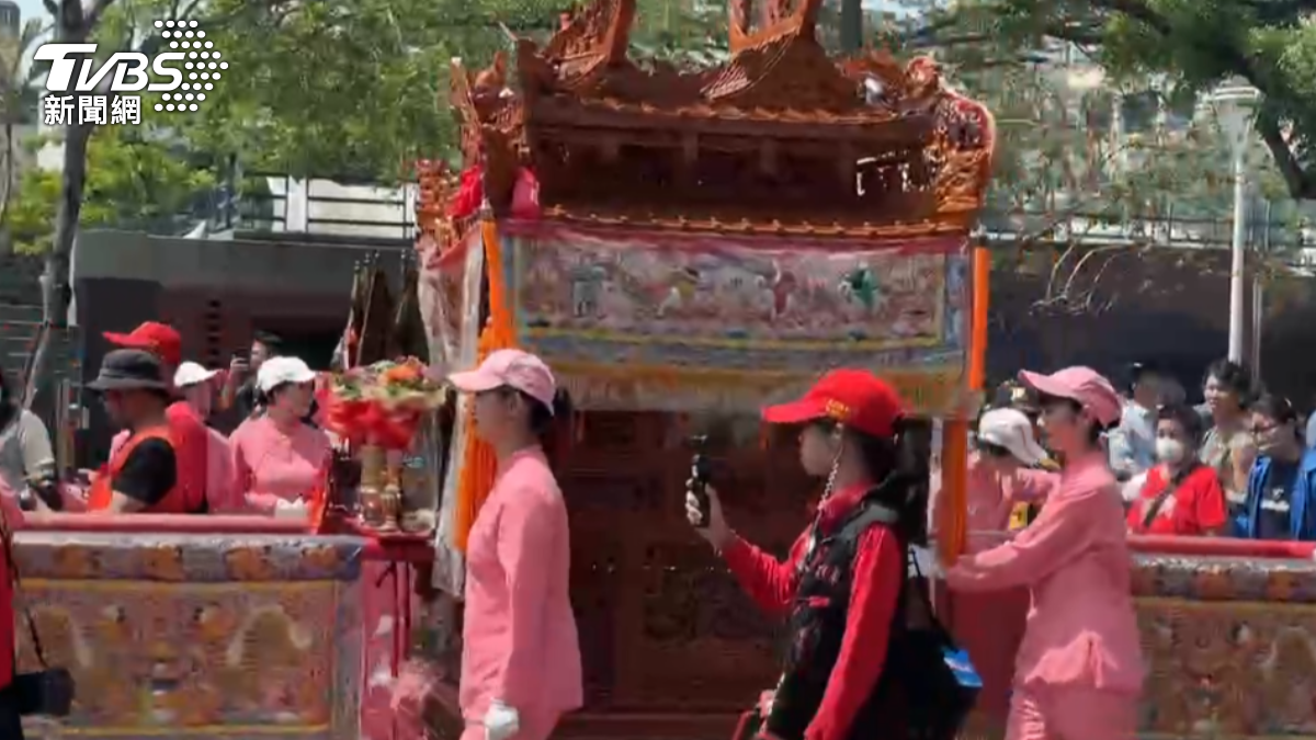 仙女轎班於下午前往鳳凌廣場，雙媽在百間廟宇接駕下遶境高雄。（圖／TVBS）