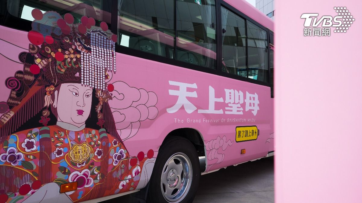 車身以「粉紅超跑」為設計概念，彩繪精緻的媽祖、千里眼與順風耳。（圖／TVBS）
