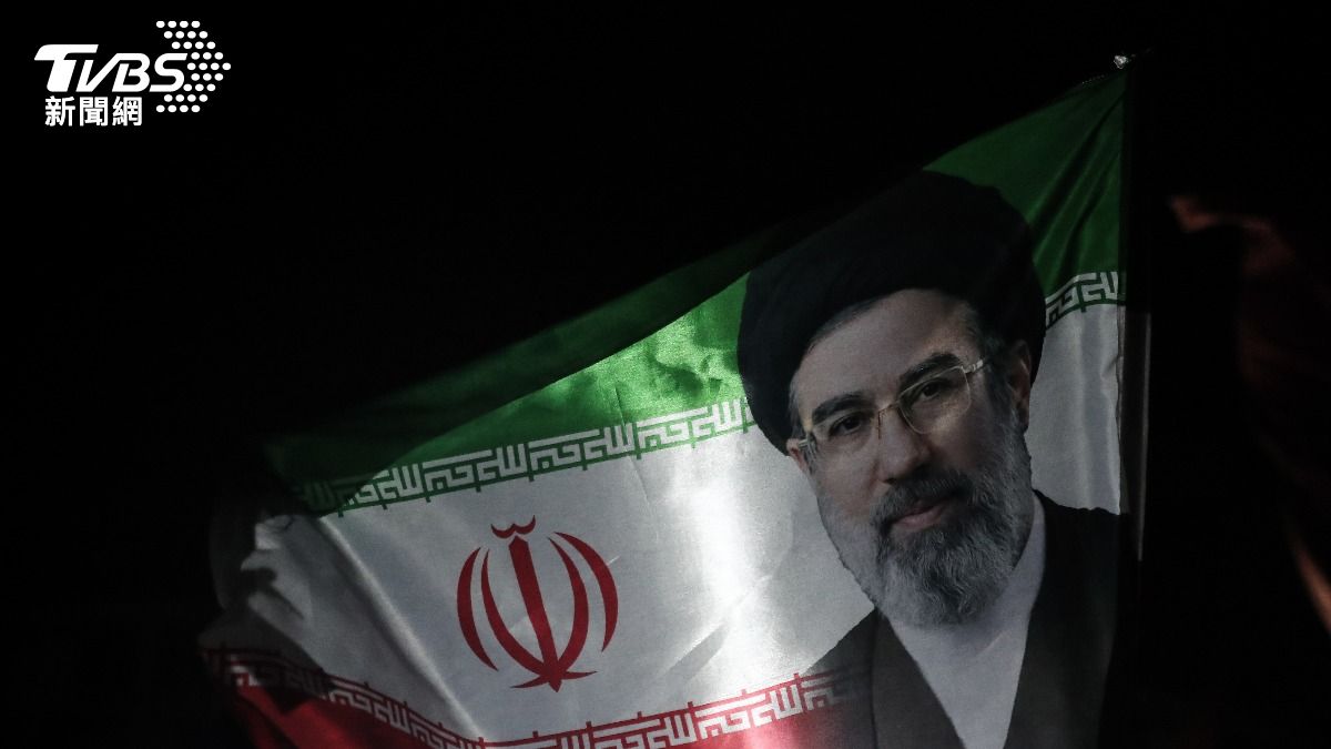 伊朗新任最高領袖穆傑塔巴（Mojtaba）正在從嚴重腿傷、毀容中復原，靠語音會議參與戰爭至今所有決策。（圖／達志影像美聯社）