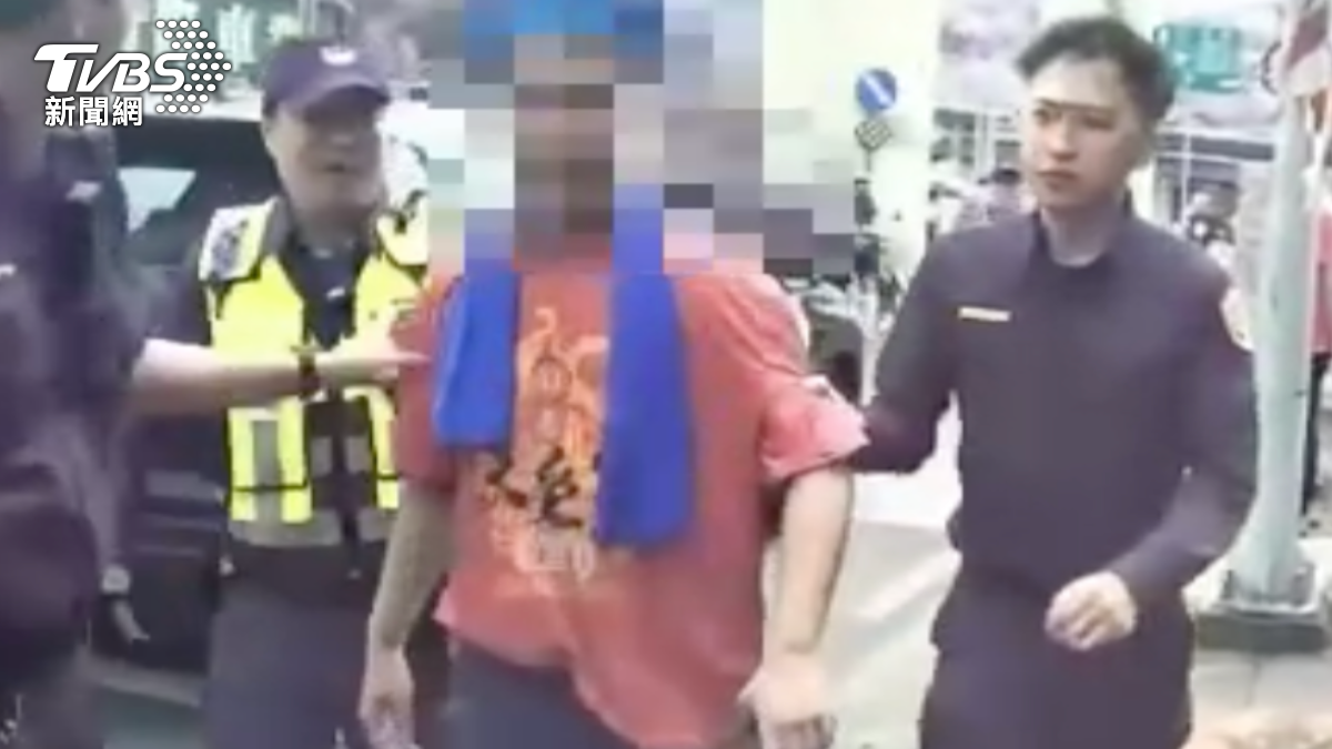 鬧事民眾被警方帶回法辦。(圖/TVBS)
