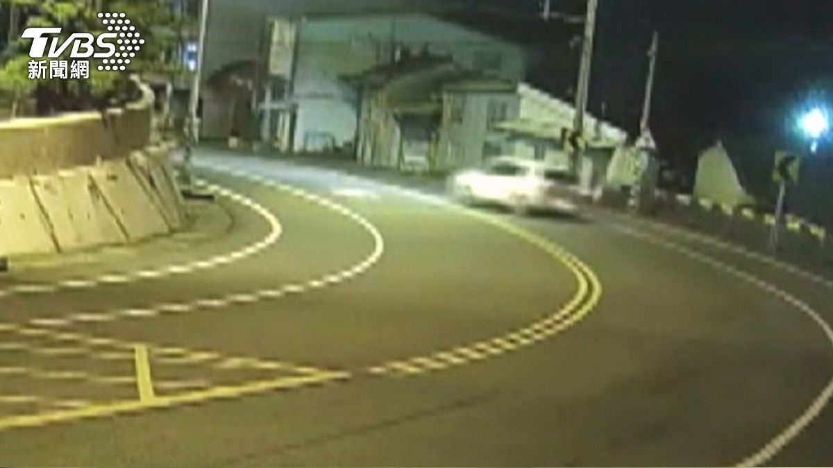 影音／偷拿父車鑰匙給同學開！6高中生夜遊飆速「甩尾過彎」下秒撞電桿。(圖／TVBS)
