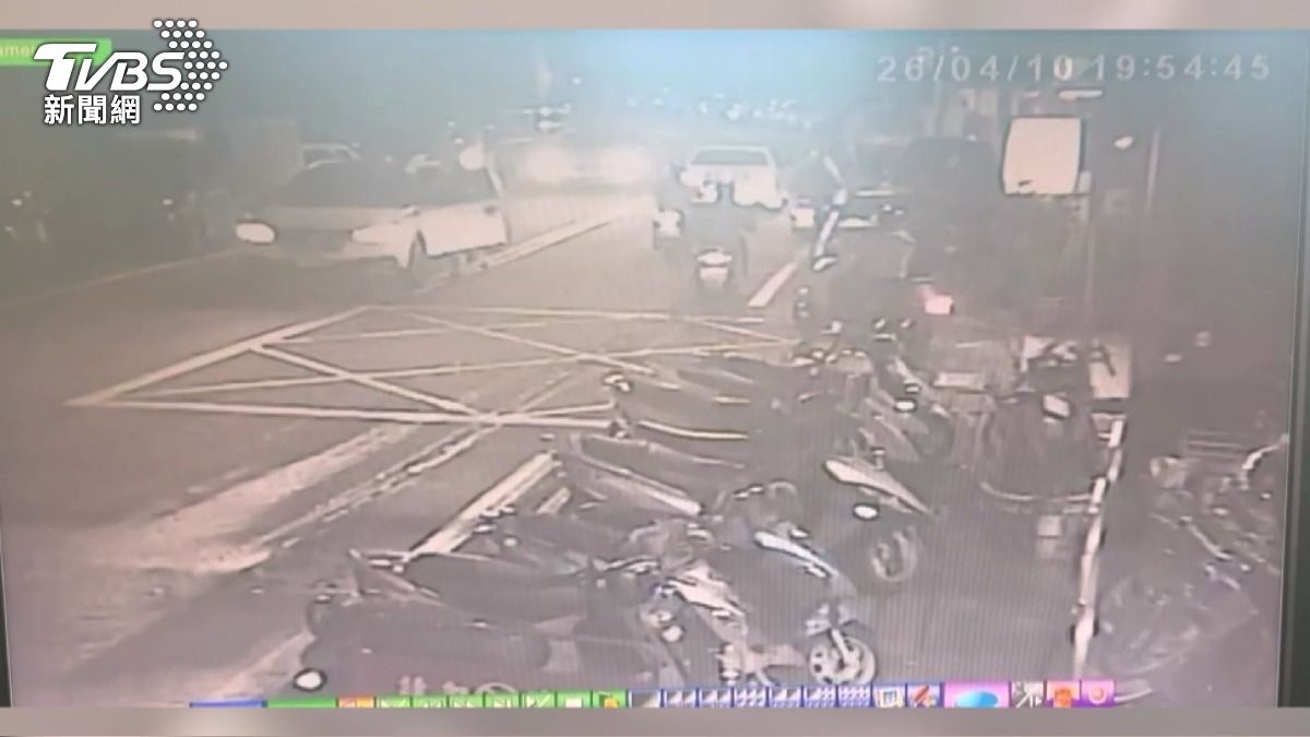 影音/追撞機車急下車查看!轎車突滑動「帶人跑」 駕駛抓不住再撞。(圖/TVBS)