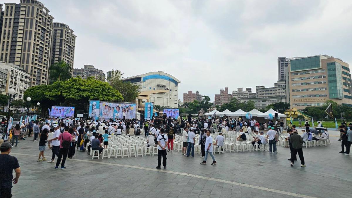 四叉貓在臉書貼出黃國昌造勢現場的狀況。(圖/翻攝自四叉貓臉書)