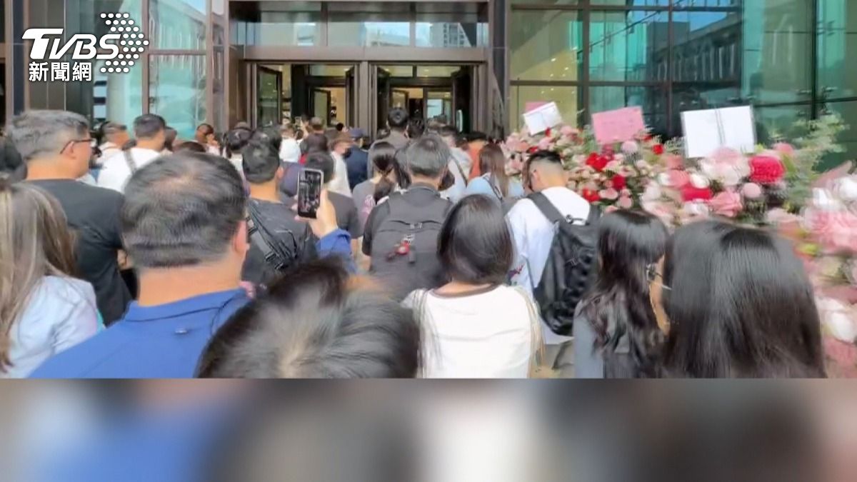 台中漢神洲際開幕湧10萬人潮!廁所警報狂響+門把也壞了 業者連夜檢修。(圖/TVBS)