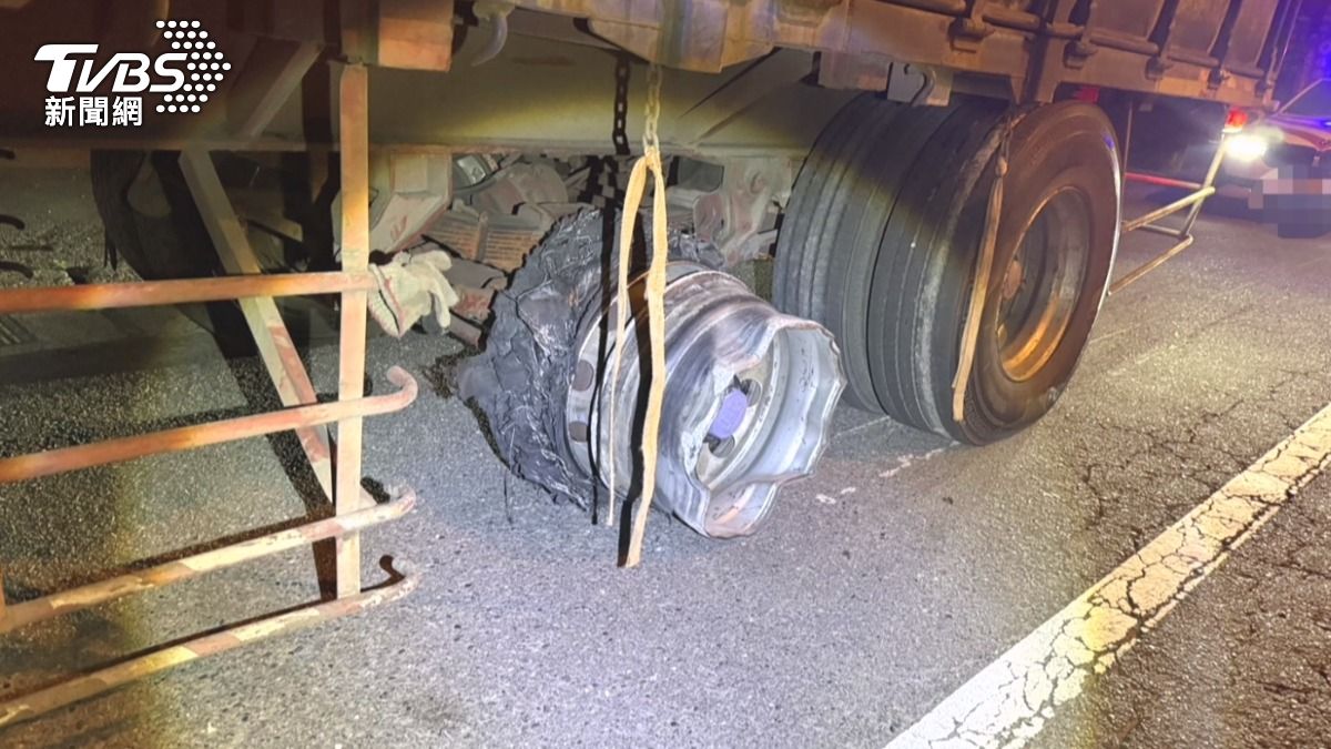 國道「1車爆胎引29車連撞」苦主們路邊車聚。（圖／TVBS）
