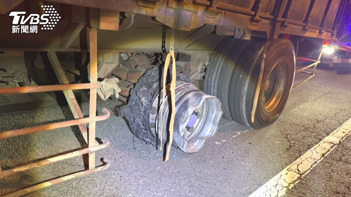 國道「1車爆胎引29車連撞」苦主們路邊車聚。(圖/TVBS)