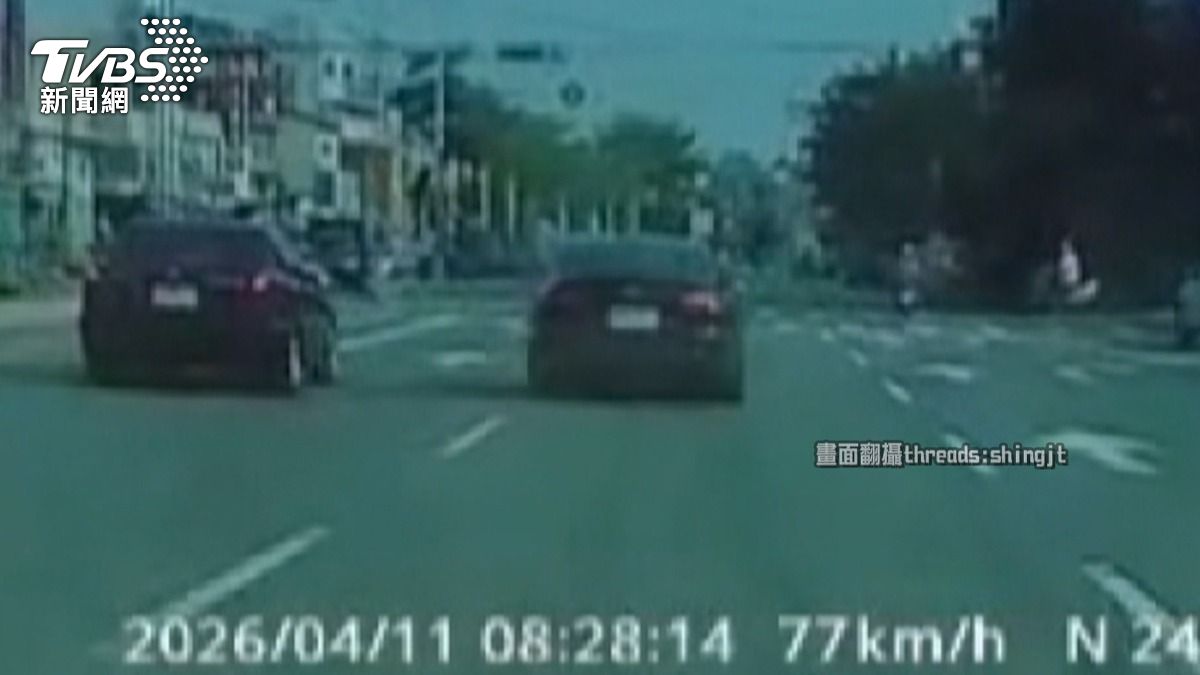 32歲男左切右切猛加速,疑閃騎士失控撞3車。(圖/民眾提供)