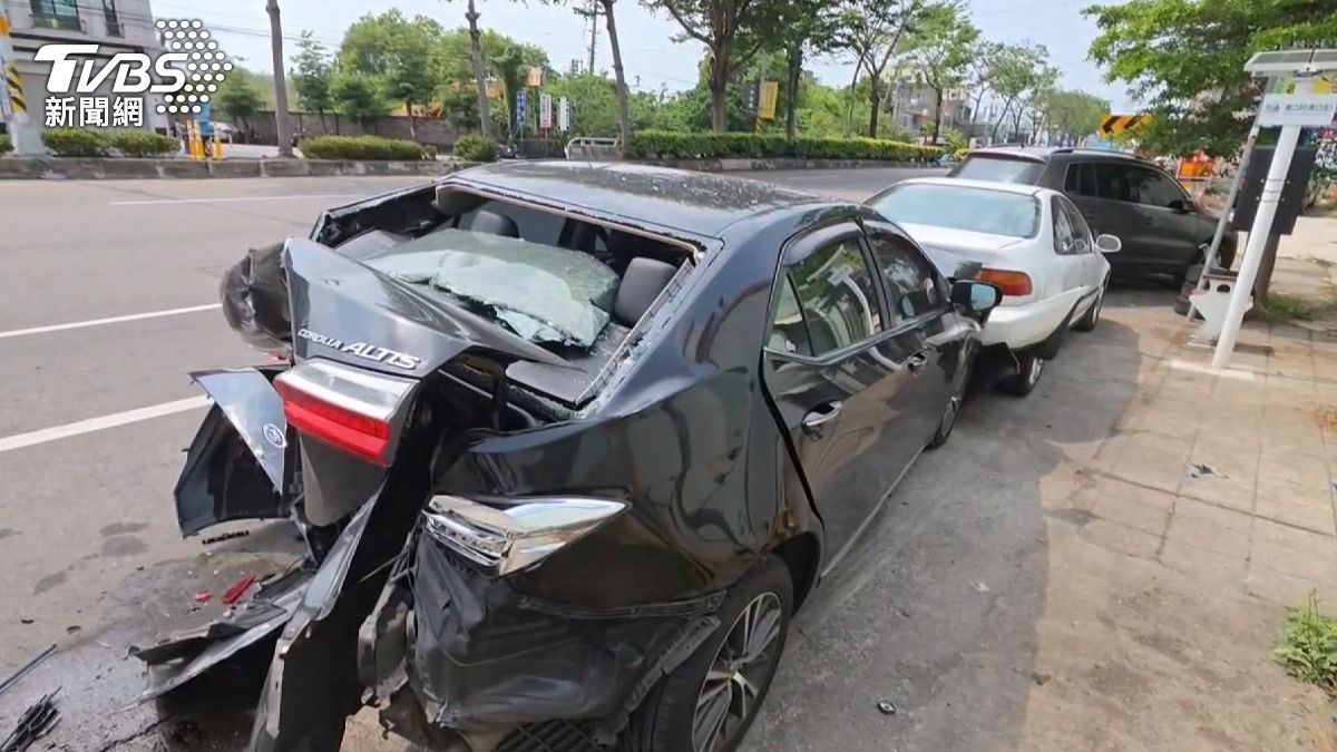 想飄移也閃不過,修車廠3車遭撞,駕駛送醫。(圖/TVBS)