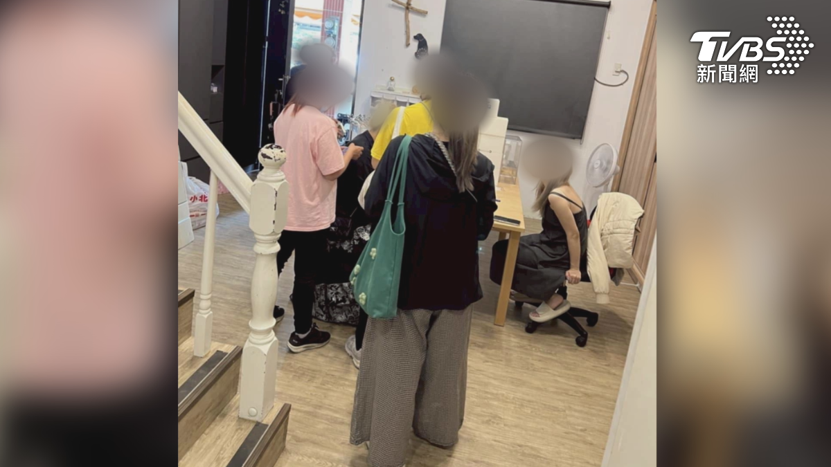 右邊留著一頭金髮的白姓女子,被大批債主團團圍住逼簽本票,原來是她到處說謊欠款被逮(圖/民眾提供)