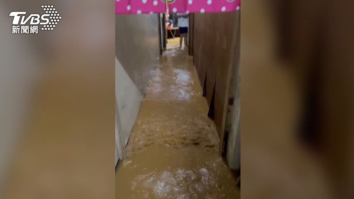 土石堆置場疑似挖鬆地貌,暴雨黃泥水灌10戶民宅。(圖/住戶提供)