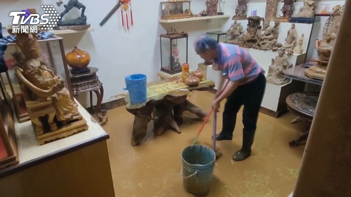 居民控土石堆置場釀禍,土石灌家難清。(圖/住戶提供)