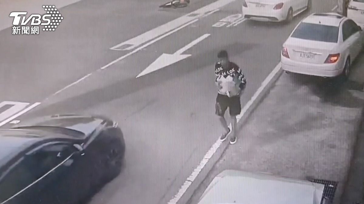 駕駛半路肇事逃逸,提一袋神秘物品逃逸,警方已鎖定身分。 (圖/TVBS)