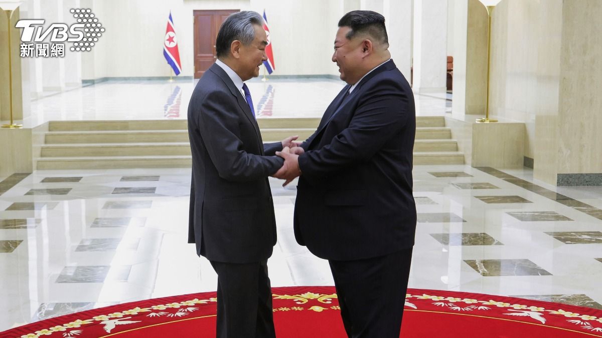 大陸外長王毅訪問北韓,與北韓領導人金正恩互動熱絡。(圖/達志影像美聯社)